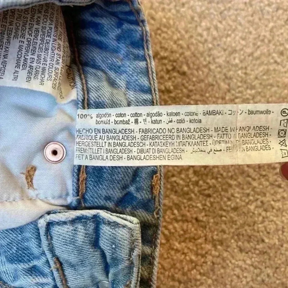 Zara high rise light wash jean shorts in size 0 - Picture 4 of 5